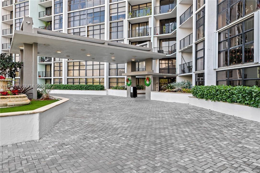 200 LESLIE CONDO - Residential