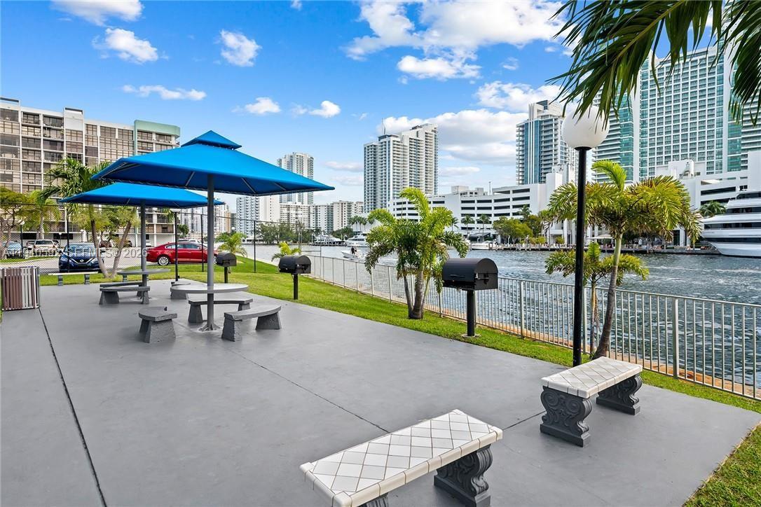 200 LESLIE CONDO - Residential