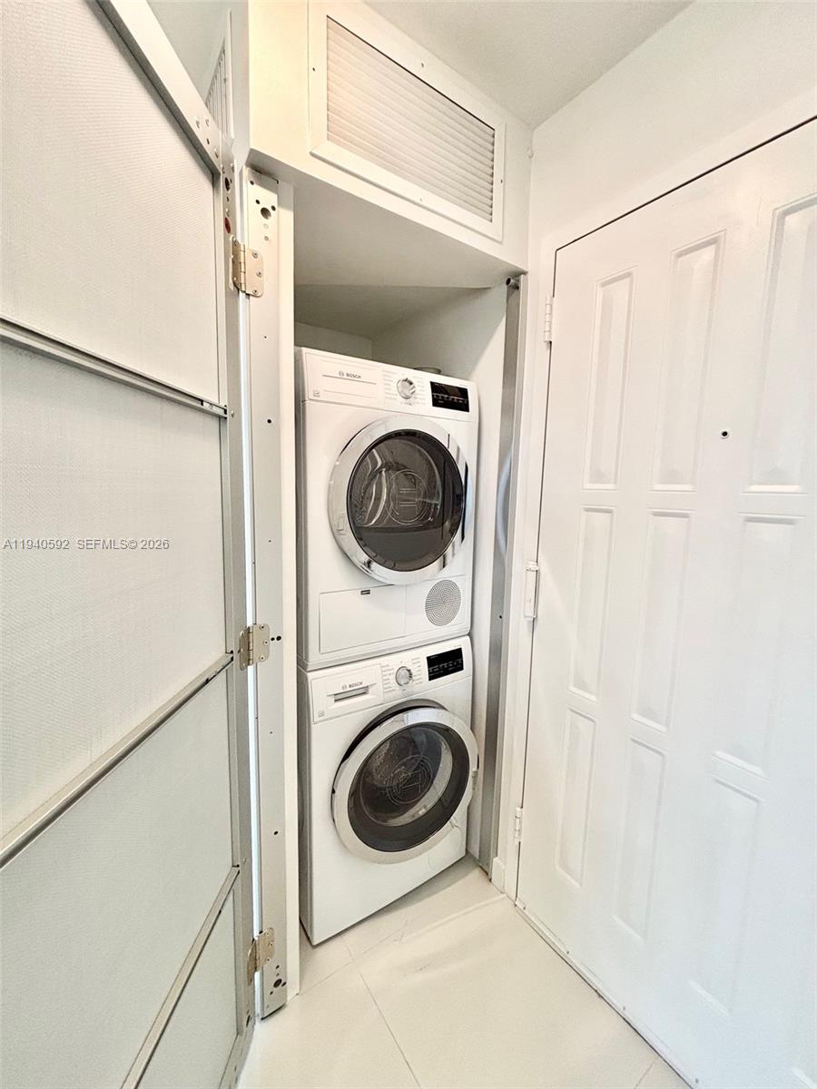 200 LESLIE CONDO - Residential