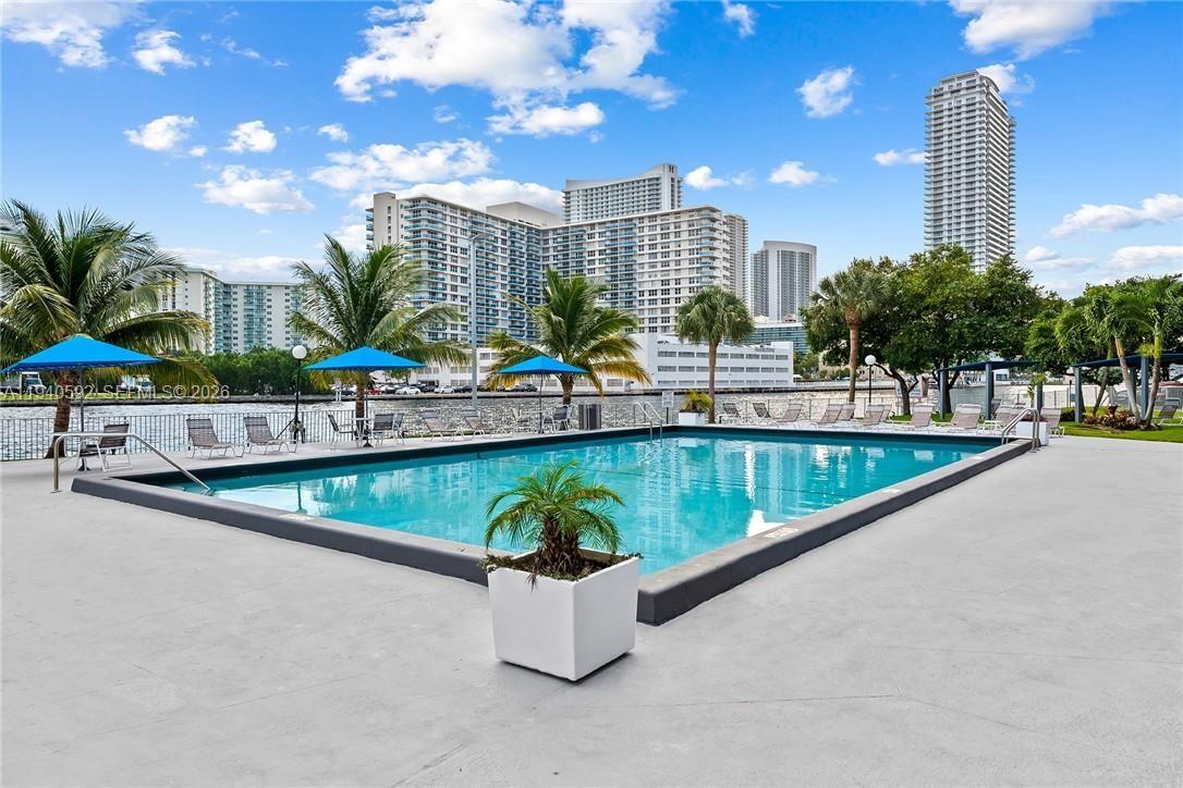 200 LESLIE CONDO - Residential