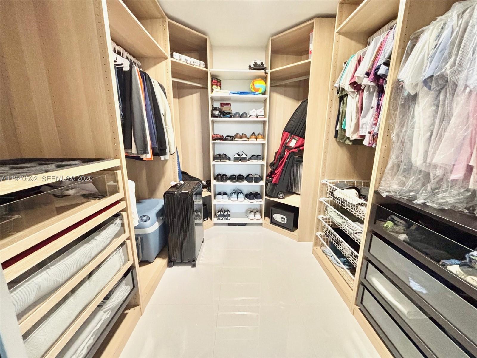 200 LESLIE CONDO - Residential