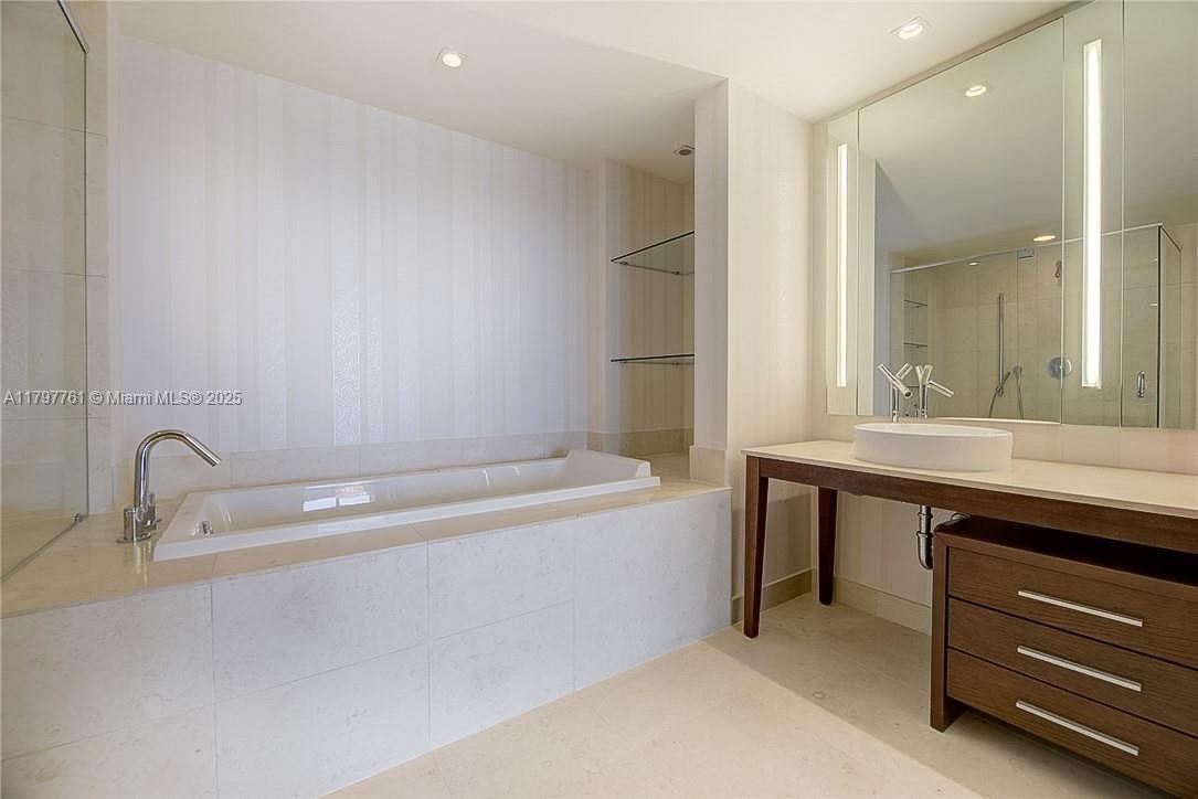 ICONBRICKELL CONDO NO 1 - Residential