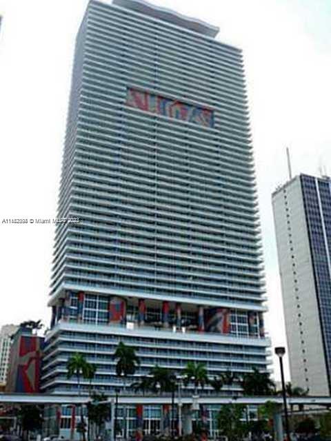 Spectacular and spacious unit with a den. Features: magnificent views of the city, Condo Amenities include:
Gym, Pilates, Spa, Pool, Formal and informal club house, 24-hr security, door man, valet service, concierge, and
more. Excellent location: Walk to a Heat game. Apartment will be painted.