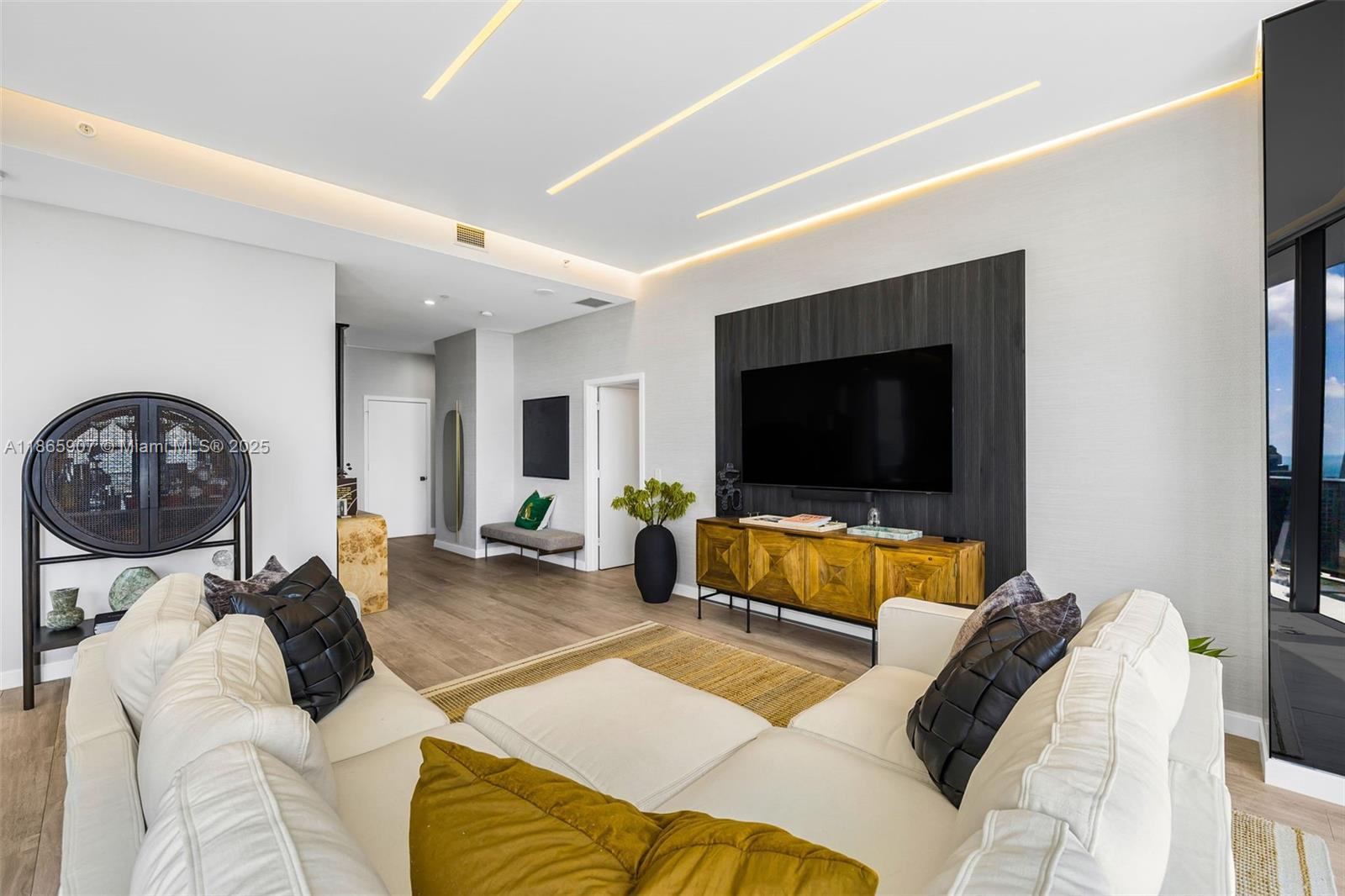 45 SW 9th St 4603