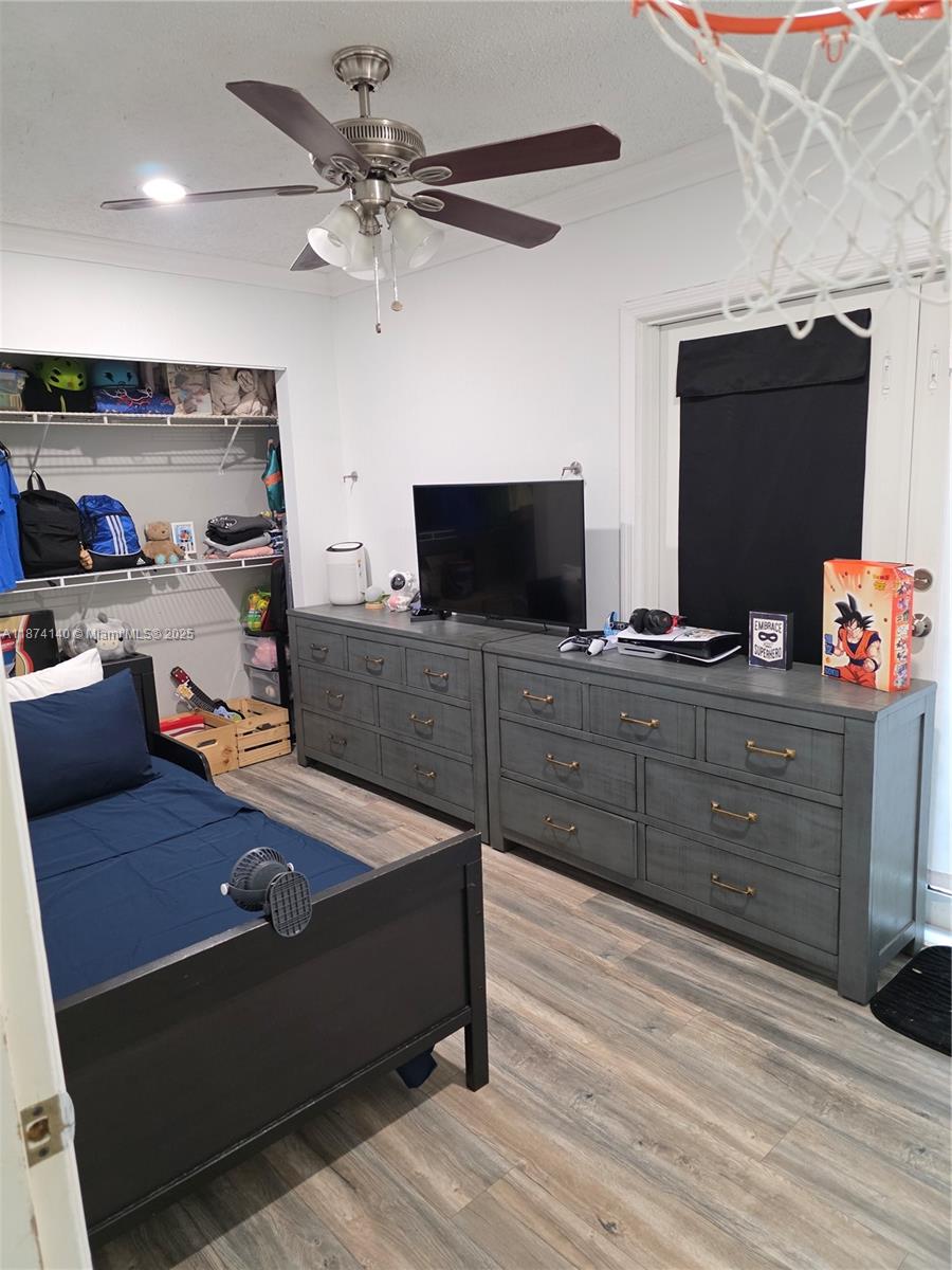 COUNTRY WALK TOWNHOUSES - Residential