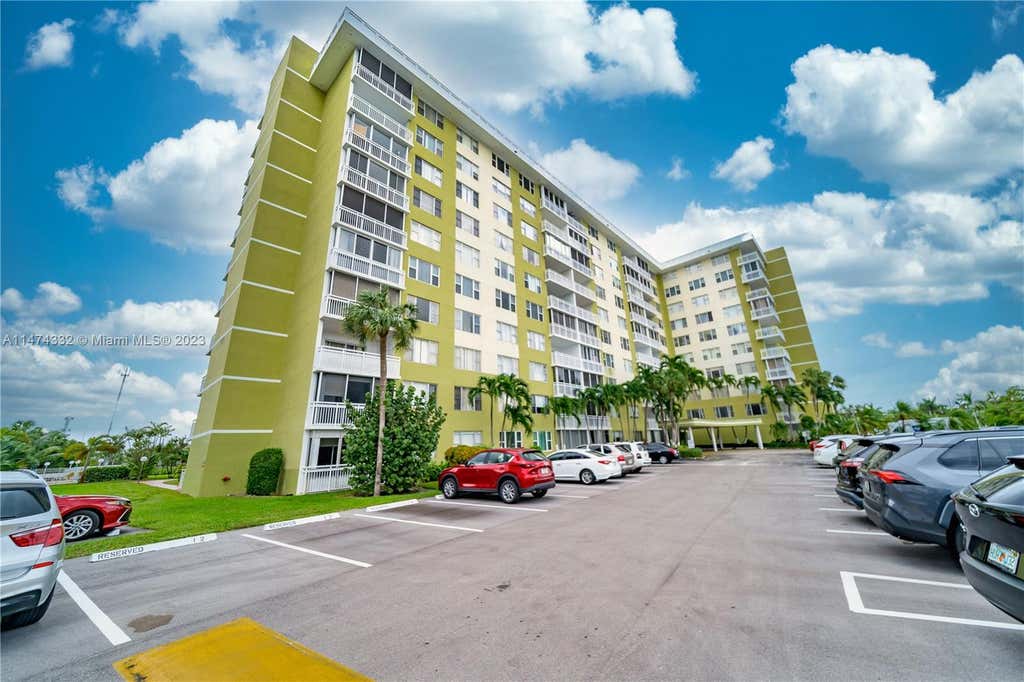 Photo of 4400 Hillcrest Dr #502B, Hollywood, FL 33021 (MLS # A11474332)
