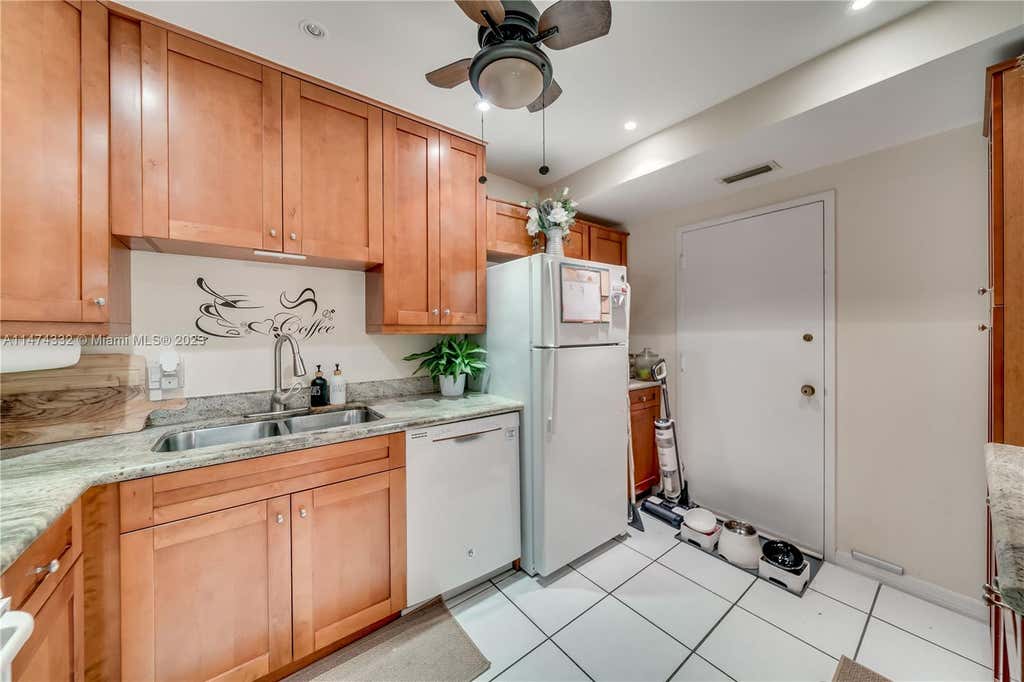 Photo of 4400 Hillcrest Dr #502B, Hollywood, FL 33021 (MLS # A11474332)