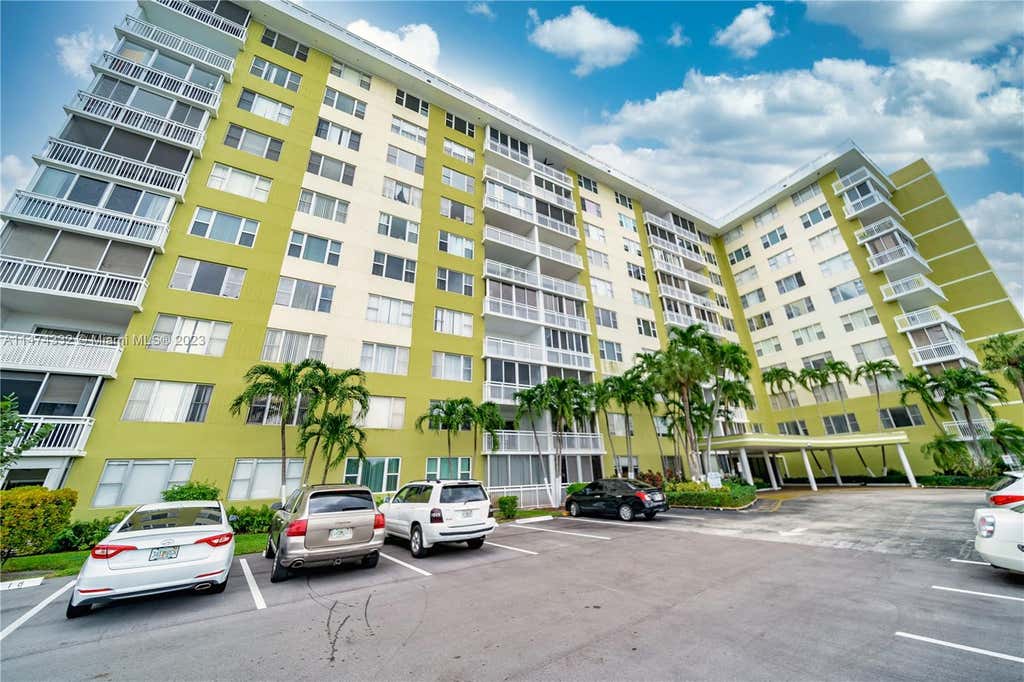 Photo of 4400 Hillcrest Dr #502B, Hollywood, FL 33021 (MLS # A11474332)