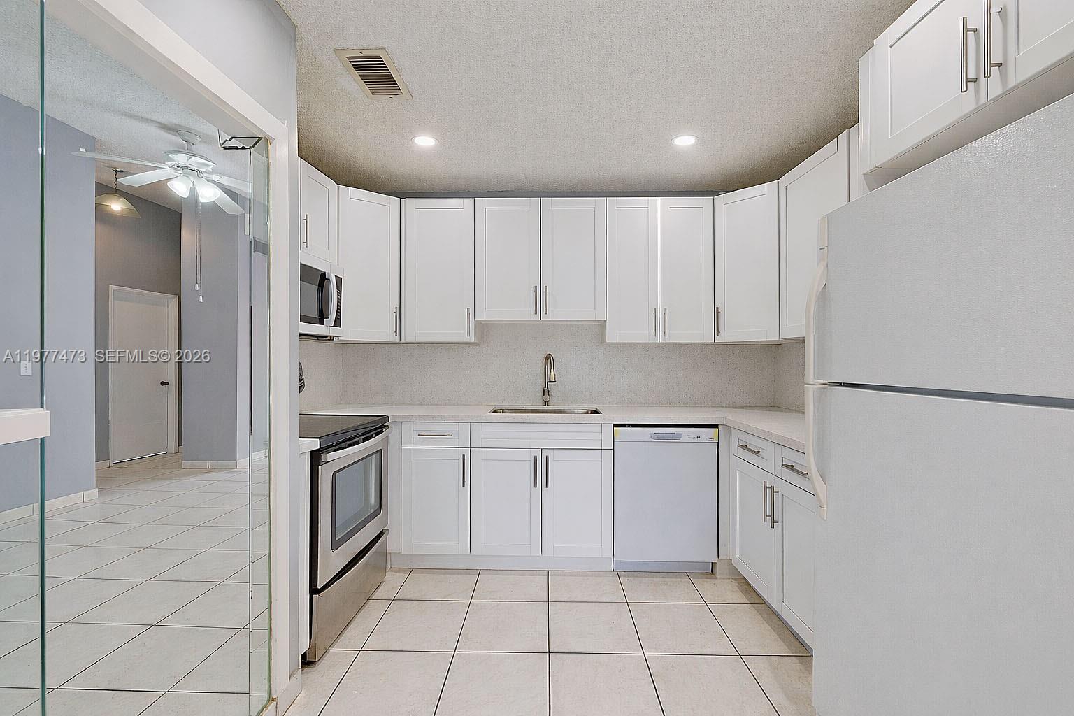 HIGHLANDS AT KENDALL LKS - Residential Lease