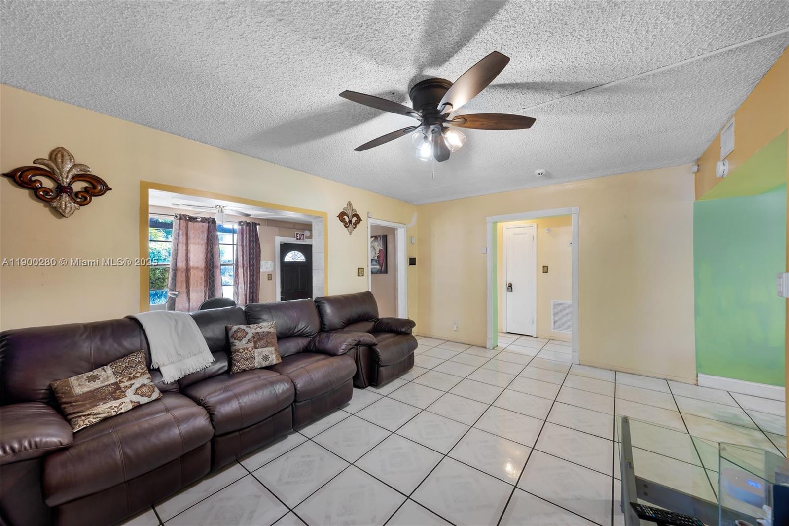 HOLLYWOOD LITTLE RANCHES - Residential Lease