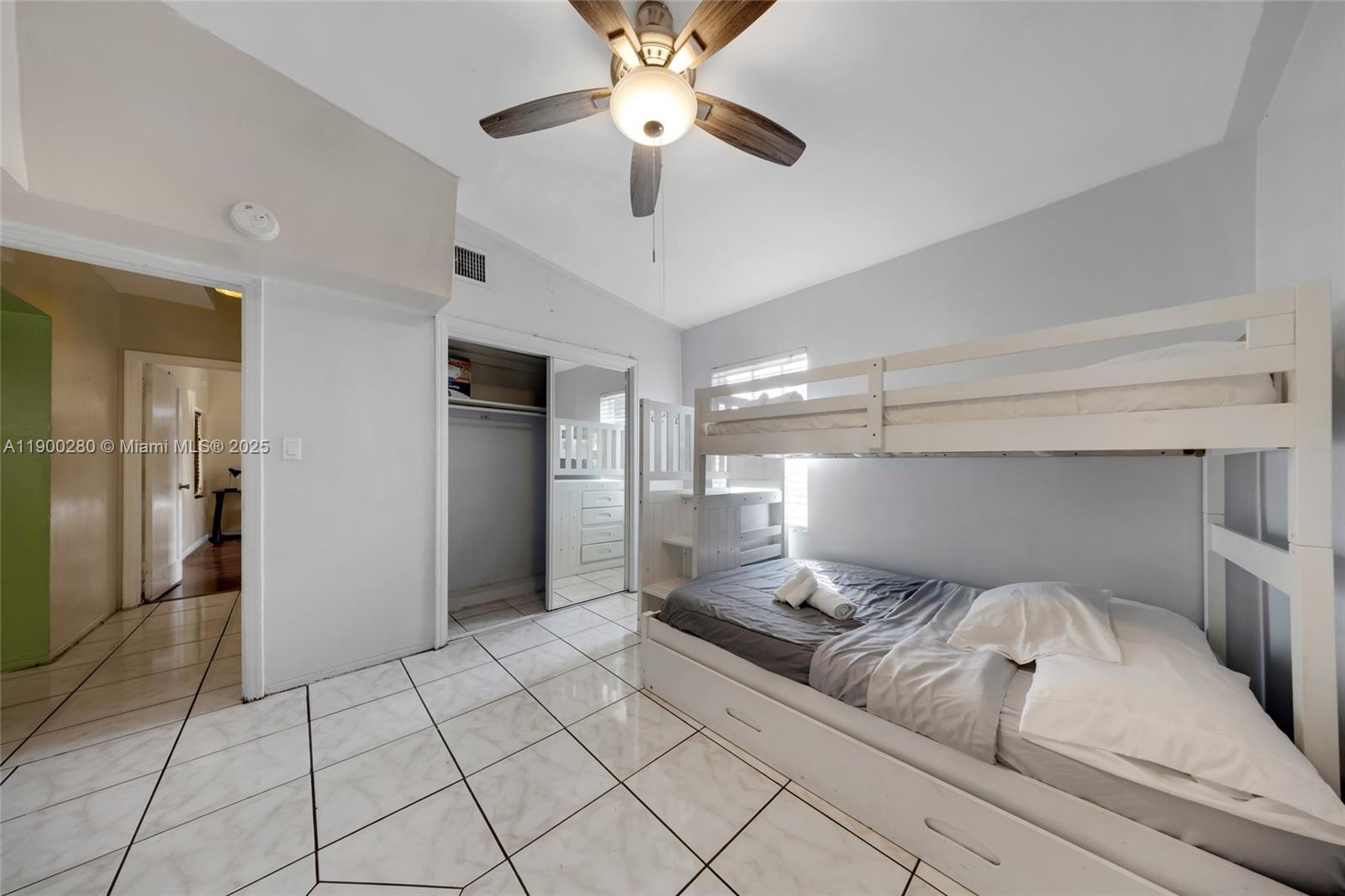 HOLLYWOOD LITTLE RANCHES - Residential Lease