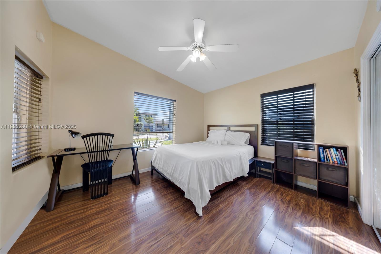 HOLLYWOOD LITTLE RANCHES - Residential Lease