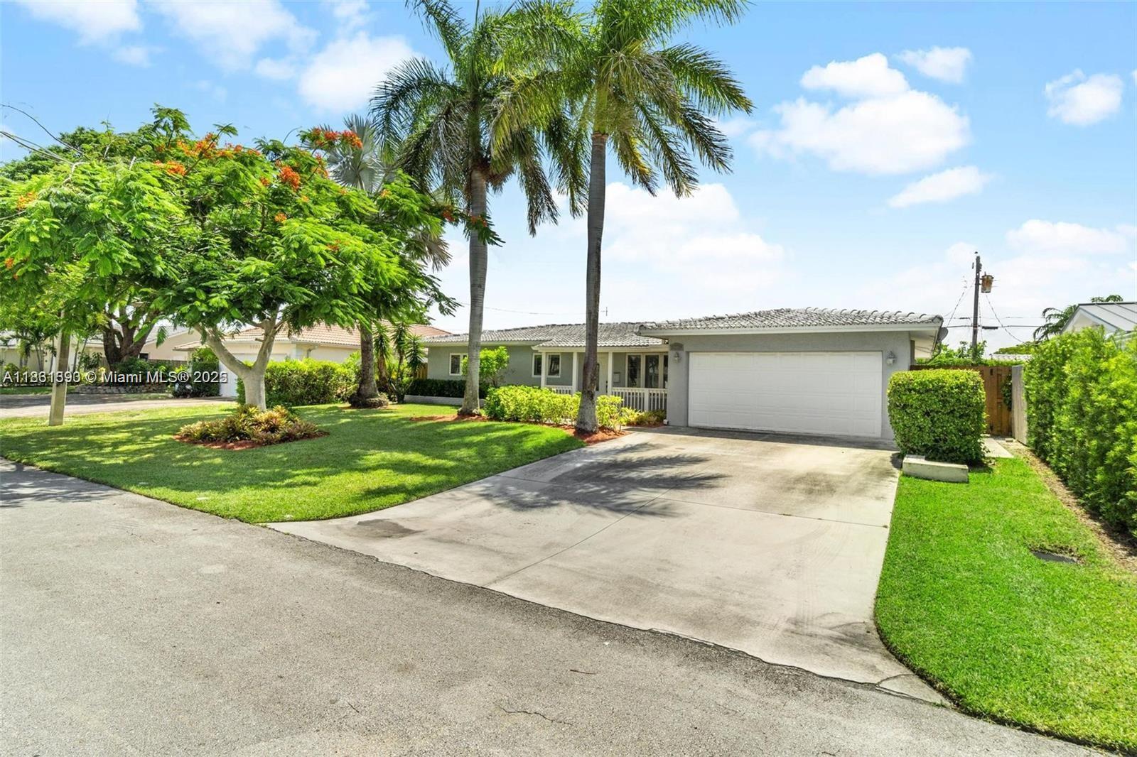 Beautiful house, great located 4 beds, 2 bath, marble floors, well ilumininated. Pets allowed, requiere deposit .
First Month, Last Month, and deposit, Contract to Lease, Application for Occupancy, Pay Stubs for three consecu
tive months,copy of current Driver's, background check, credit report, Five minutes from the Beach and excellent schools.
It does not Include pool maintenance and landscaping.