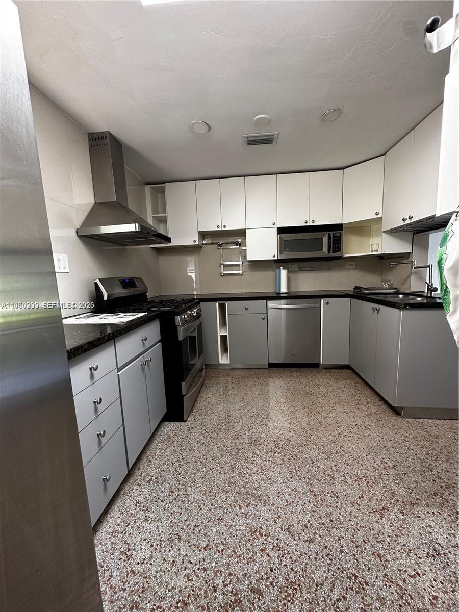 CRESTHAVEN NO 3 - Residential Lease