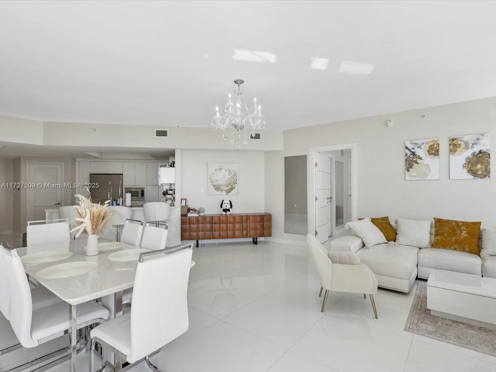 ST TROPEZ ON THE BAY III - Residential