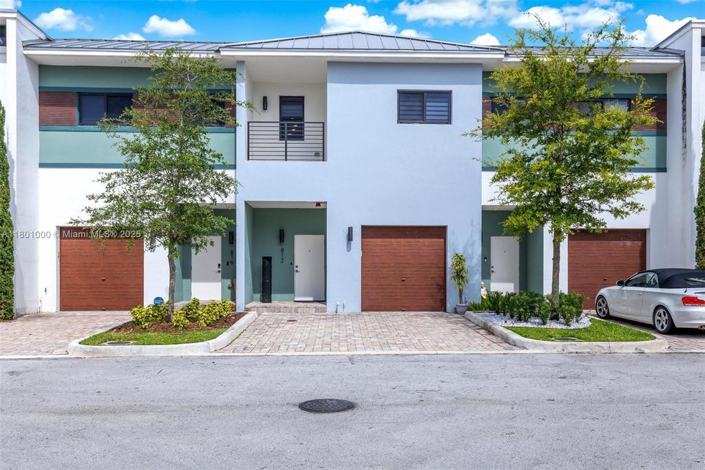 Photo of 812 NW 44th Ter, Plantation, FL 33317 (MLS # A11801000)