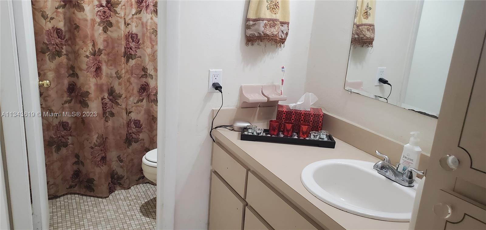 VISTA ALEGRE CONDO - Residential