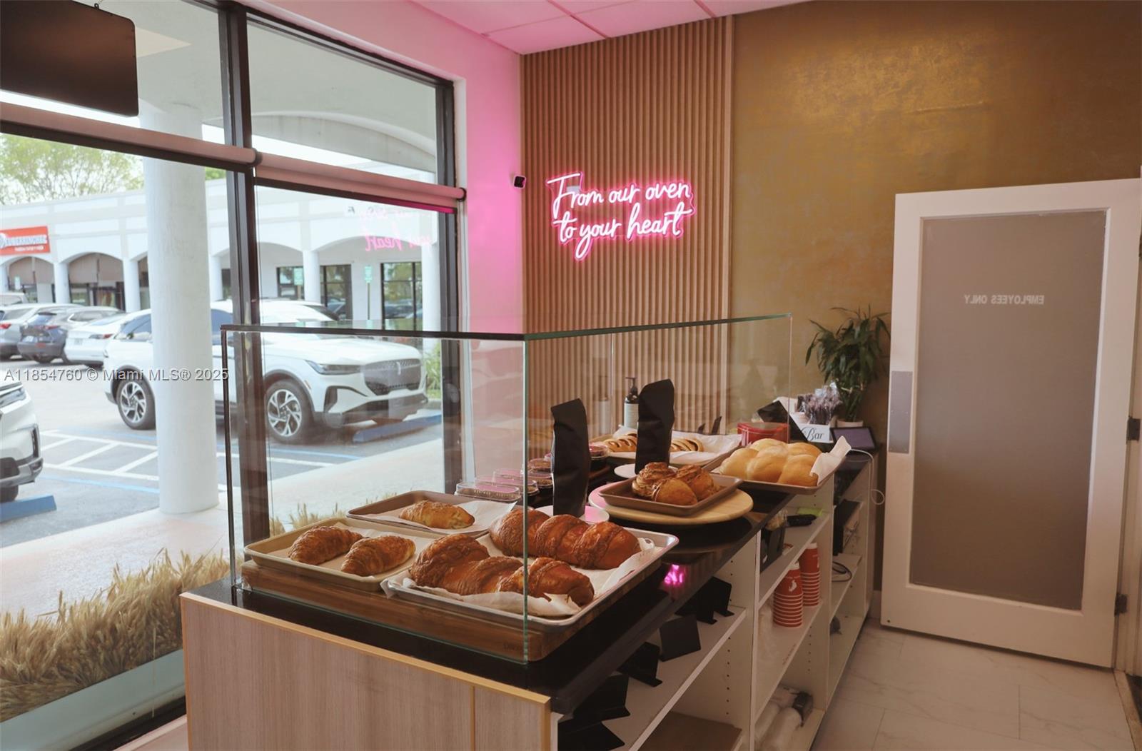 Operating bakery in the heart of Kendall! Rosago Bakery is for sale, a fully operational business known for its excellent quality and loyal clientele. Located in a high-traffic and high-visibility area in Kendall, the bakery has all the equipment, display cases, and inventory necessary to continue operating immediately. It is affiliated with Uber Eats, allowing for additional income from online orders. Ideal for investors or entrepreneurs looking to acquire a profitable and well-established business in one of Miami's most dynamic areas. Affordable lease and ready to operate.