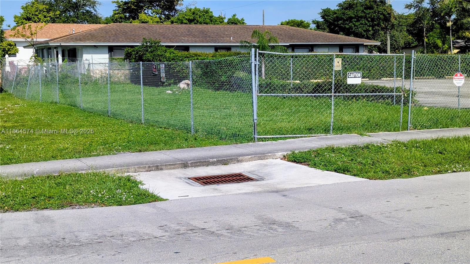 VACANT LAND FOR SALE! 2,827 sq foot. Located at NW 2nd Ave. and NW 7th ST in Hallandale beach. Fenced corner lot close to beaches, restaurants , commercials areas, fort Lauderdale airport and I-95 . very good investment opportunity. for question please call me.