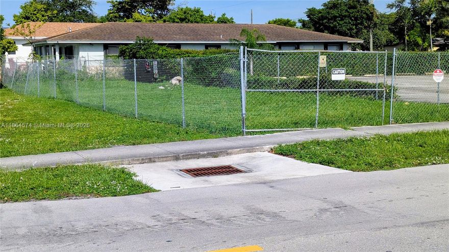 VACANT LAND FOR SALE! 2,827 sq foot. Located at NW 2nd Ave. and NW 7th ST in Hallandale beach. Fenced corner lot close to beaches, restaurants , commercials areas, fort Lauderdale airport and I-95 . very good  investment opportunity. for question please call me.