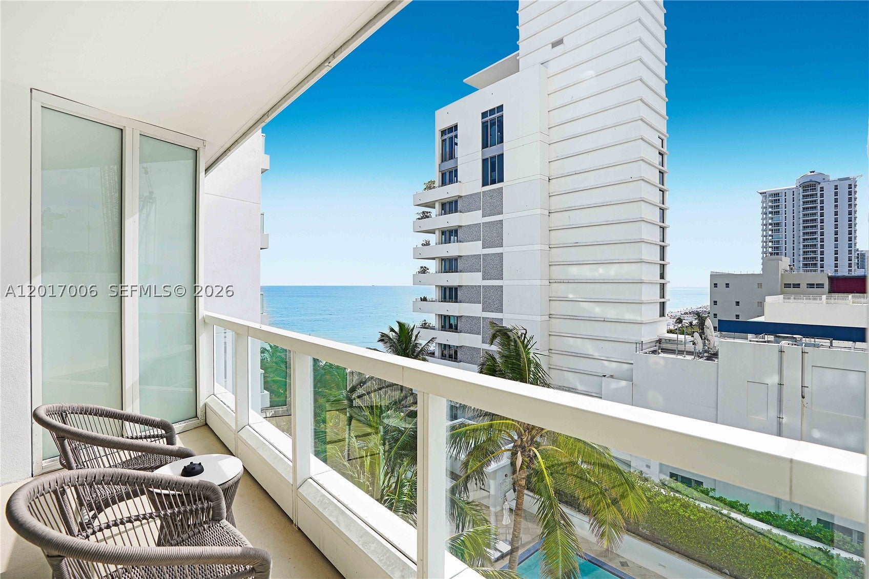 4391 Collins Ave 916