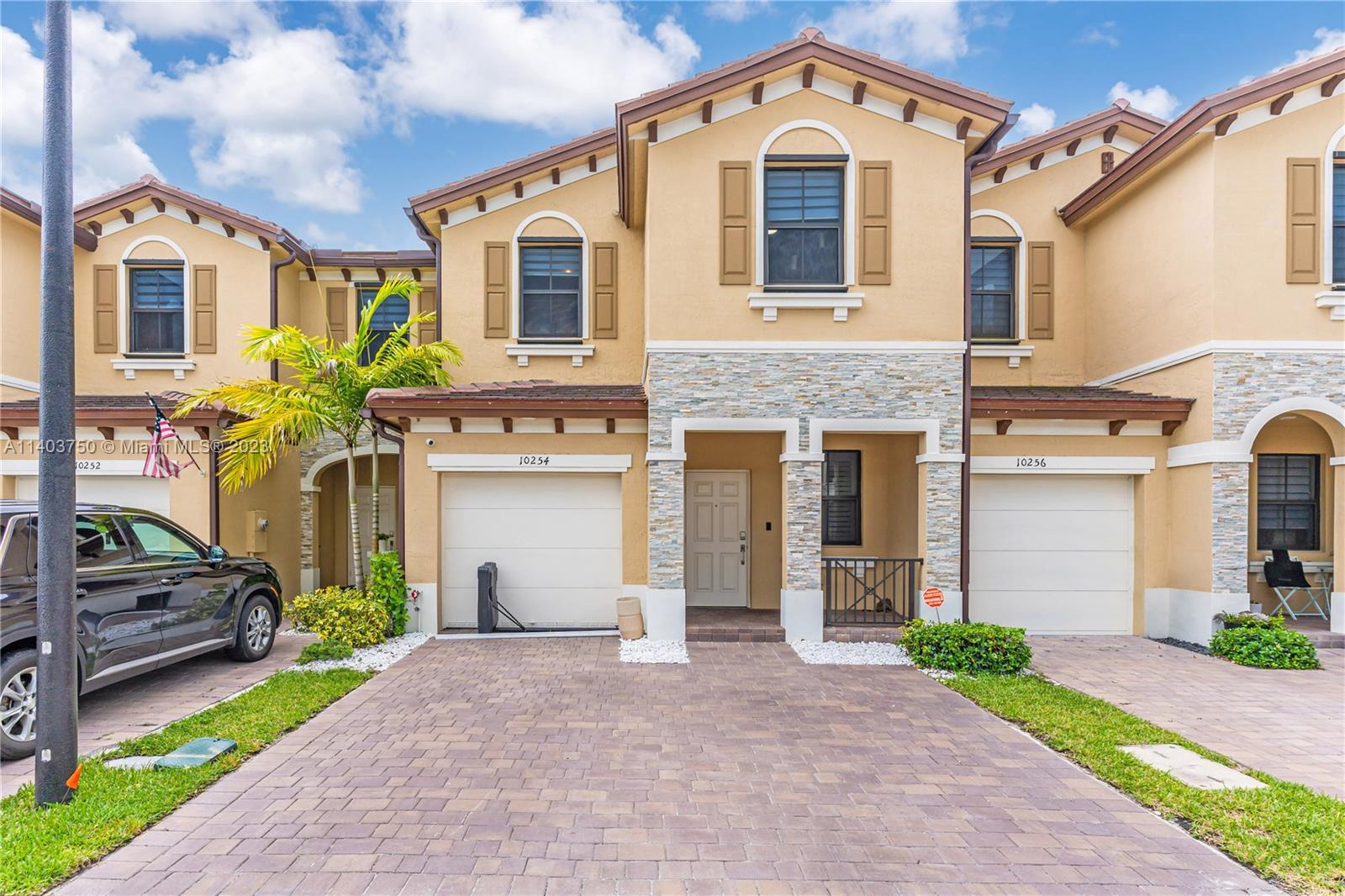 Spectacular Townhouse For Rent in excellent area of Cutler Bay. 4 Beds and 2.5 baths. Quiet neighborhood close to good schools. Pet friendly. Common areas perfect to enjoy with the family.Comfortable terrace ideal for Barbecue. Ready to move in.
To show just TEXT the Listing Agent.