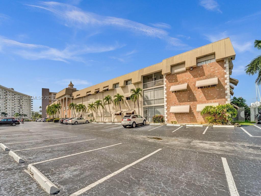 PARADISE HARBOUR APTS CO- - Residential