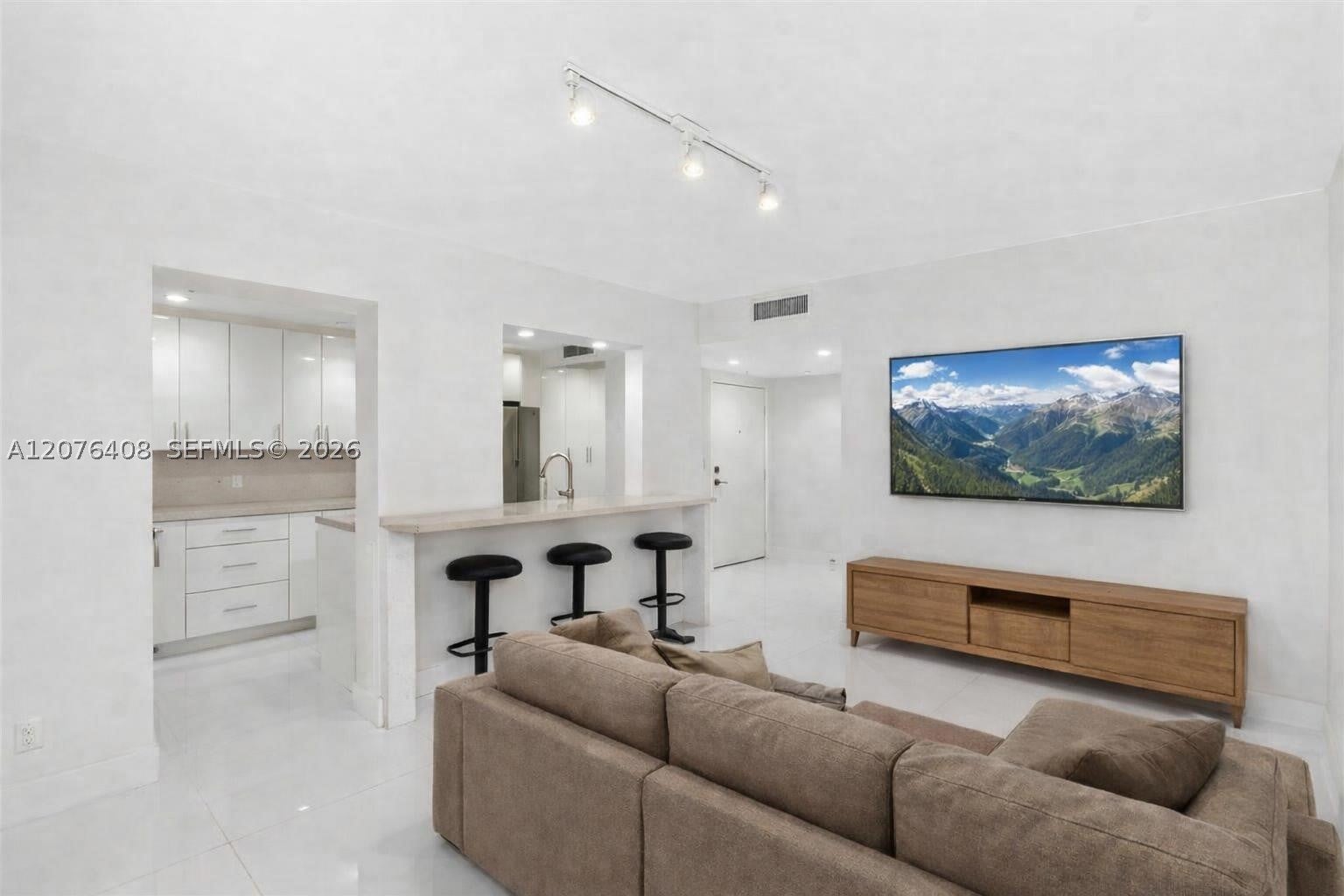 90 Edgewater Dr 104