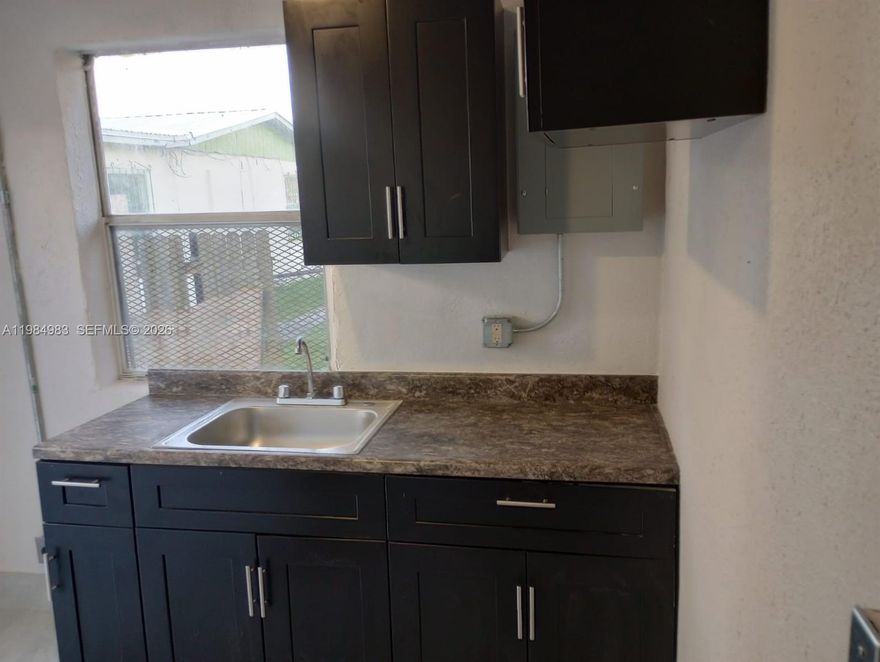 1 bed/ 1 bath apartment for rent, the apartment is in great condition. It has a full-size kitchen with kitchen cabinets. The unit has ceiling fan, renovated floors & paint. Updated bathroom with new vanity and shower. One-year lease.