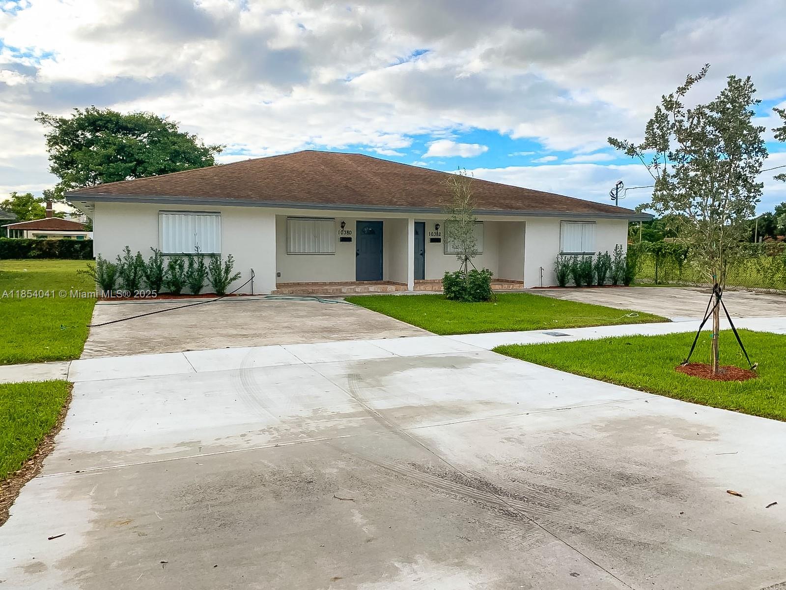 Discover this generously-sized unit featuring 3 bedrooms and 2 bathrooms, tile flooring throughout. Enjoy the comfort of central air conditioning and the security of accordion shutters. Additional conveniences include washer/dryer, a spacious multi-car driveway, and a large backyard perfect for outdoor activities. Pet-friendly with quick approval processes.