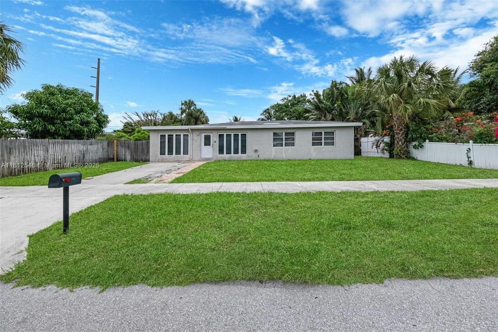 Photo of 610 Snowden Dr, Lake Worth, FL 33461 (MLS # A11812546)