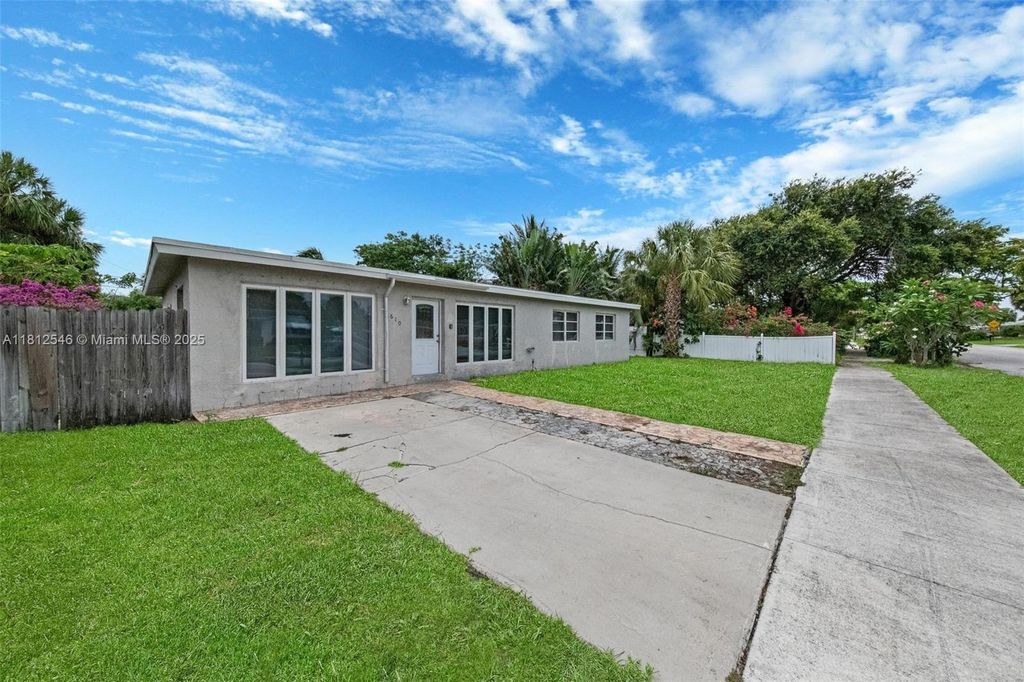 Photo of 610 Snowden Dr, Lake Worth, FL 33461 (MLS # A11812546)