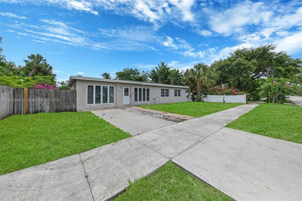 Photo of 610 Snowden Dr, Lake Worth, FL 33461 (MLS # A11812546)