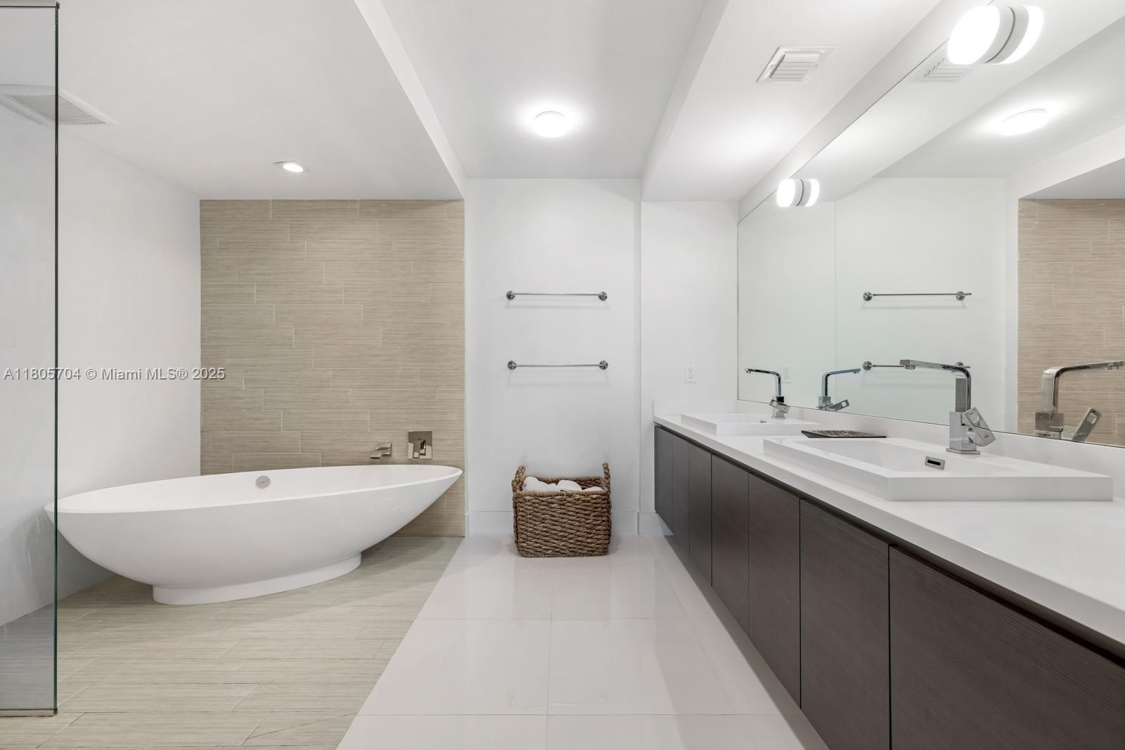 PARQUE TOWERS CONDO - Residential Lease