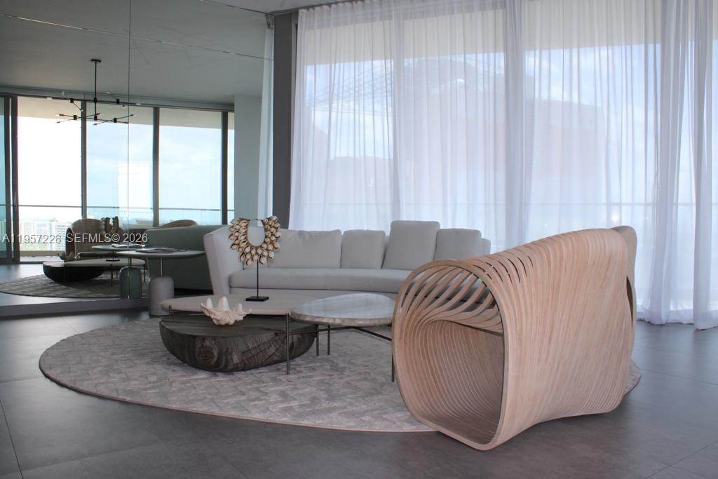 18975 Collins Ave 2905