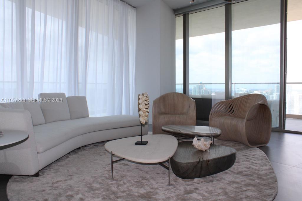 18975 Collins Ave 2905