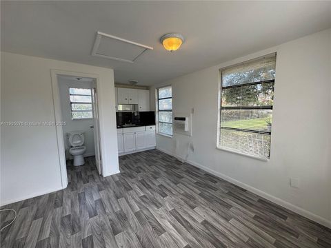 2549 NE 190th St 4 Miami FL 33180