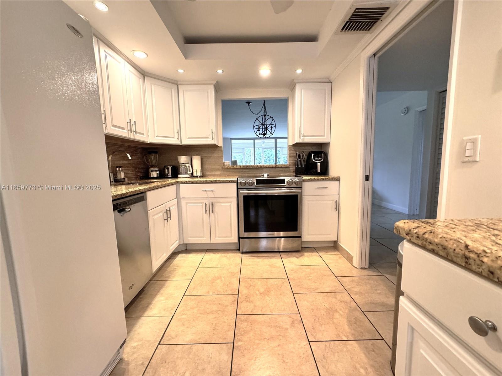 NO 87 PALM-AIRE COUNTRY C - Residential Lease