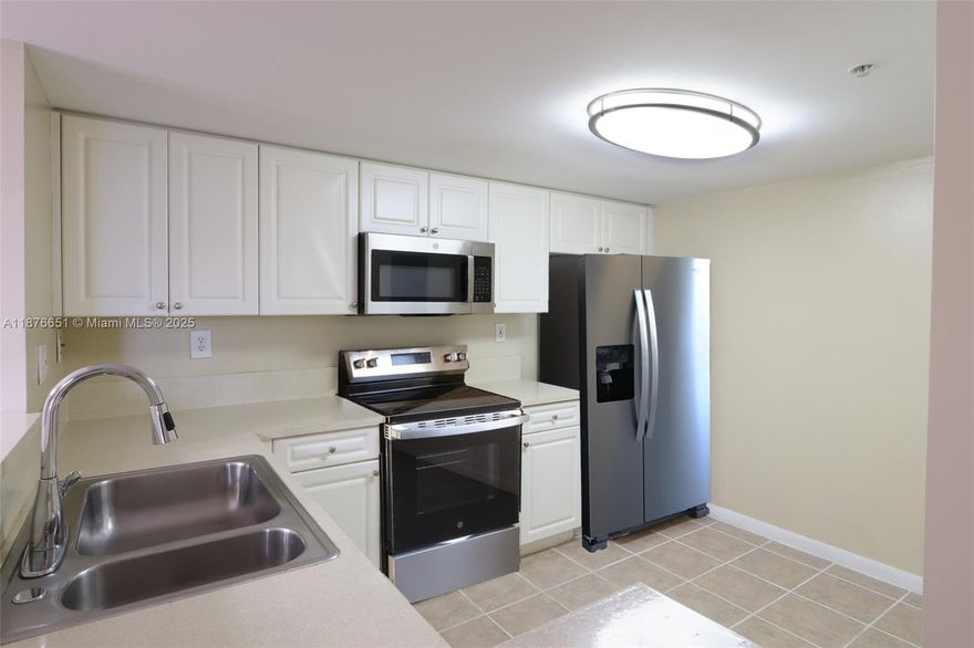 INCENTIVE FOR A FULL PRICE OFFER: 1/2 MONTH FREE on the last month of rent. 
2-bedroom, 2-bathroom condo at the prestigious Las Olas by the River Condo. The unit boasts a split layout, walk-in closets, and an open kitchen with brand new stainless-steel appliances. Enjoy the convenience of in-unit washer and dryer, along with a balcony and 1 assigned parking. Indulge in resort-style amenities including a pool, spa, BBQ area, and fitness center, all within the complex. Located just steps away from Downtown, Riverwalk, and Las Olas Boulevard, with an array of restaurants, shops, and galleries at your fingertips. Benefit from professional management throughout your lease. Renter's insurance required.