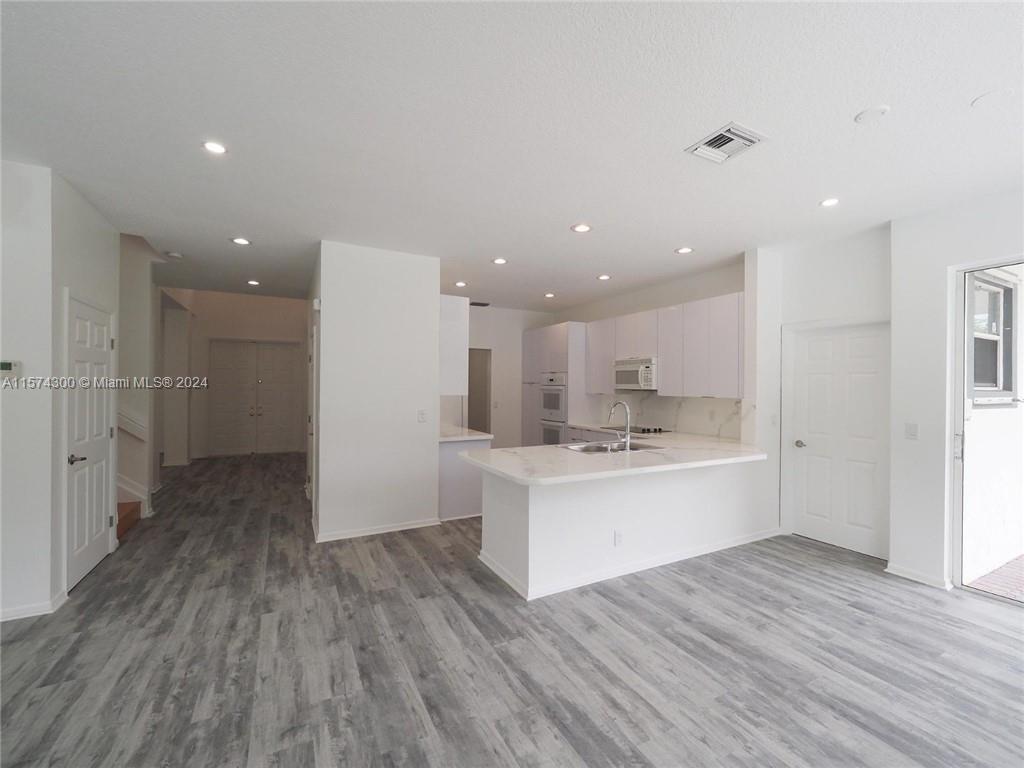 EMBASSY LAKES PHASE II - Residential