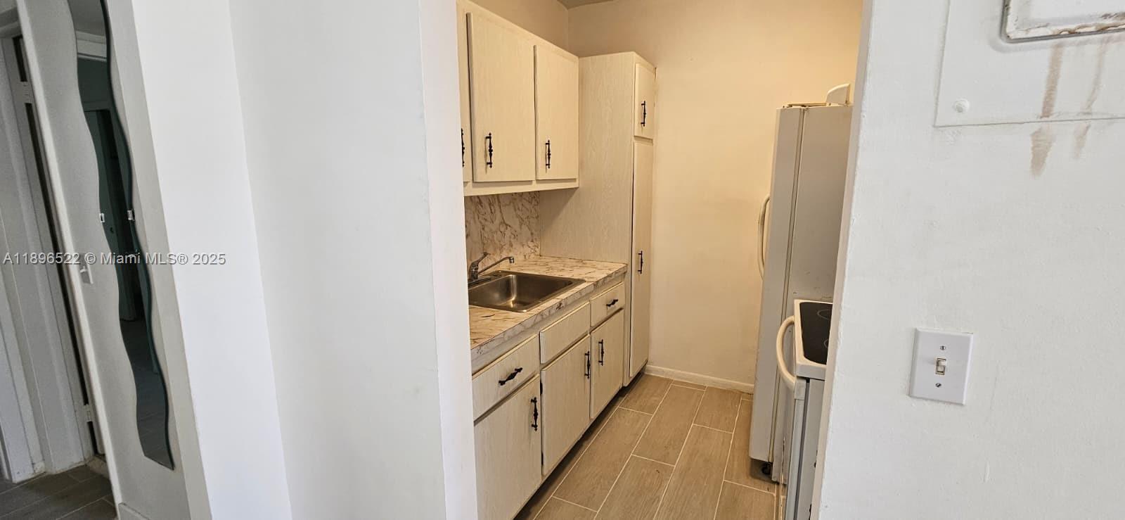 PARK SIDE MANOR B CONDO I - Residential Lease