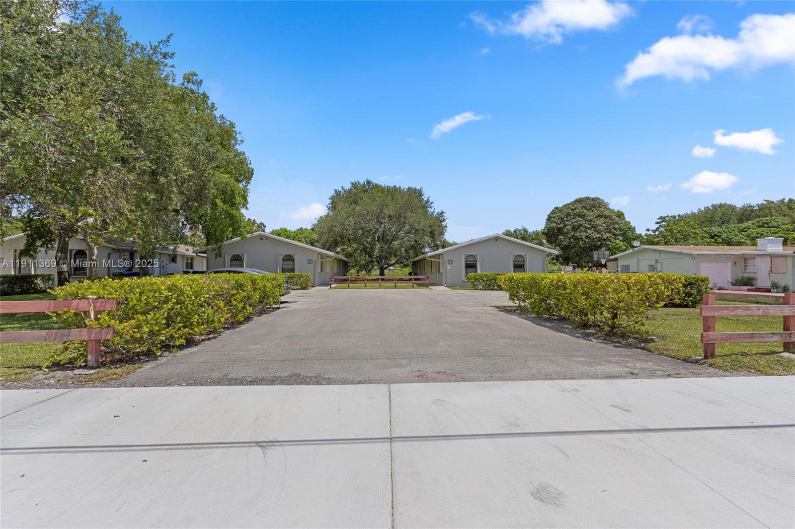 HOLLYWOOD ACRES - Residential Lease