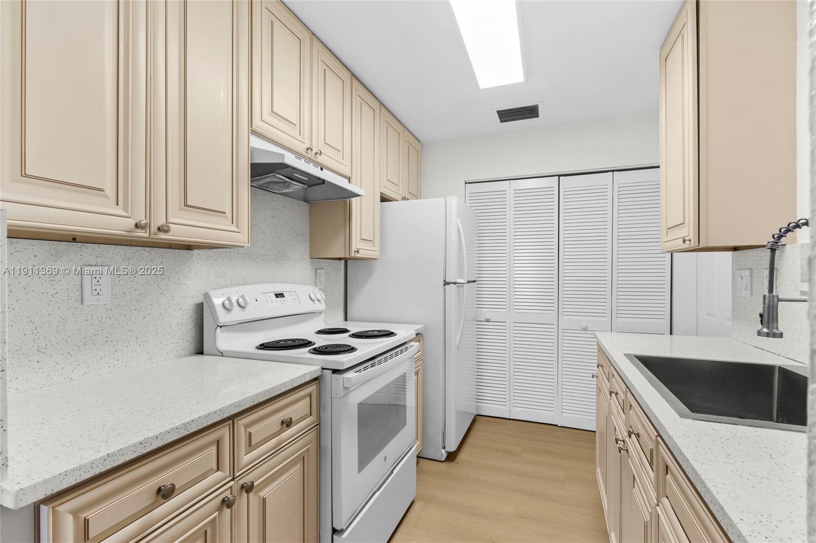 HOLLYWOOD ACRES - Residential Lease