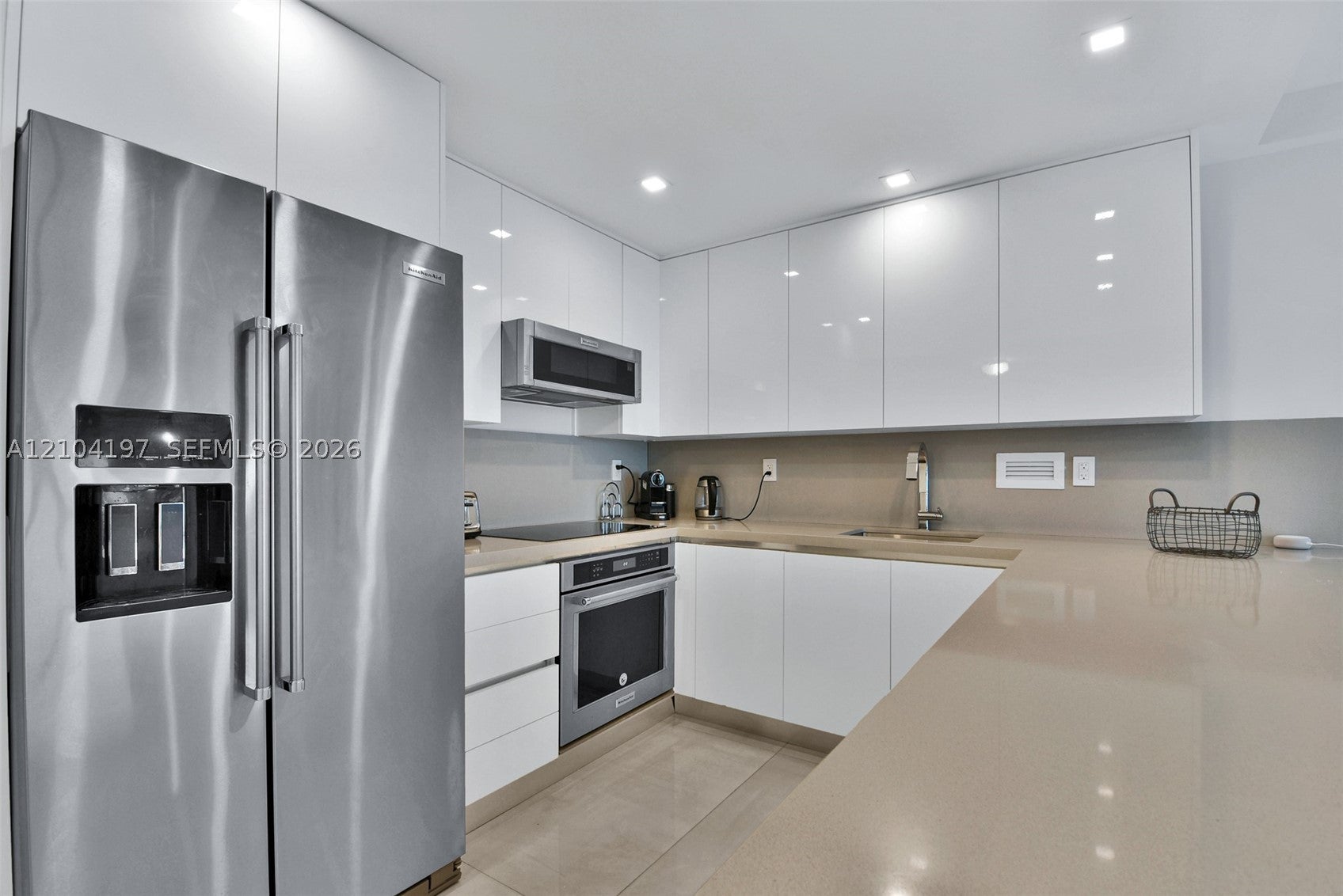 2301 Collins Ave 303