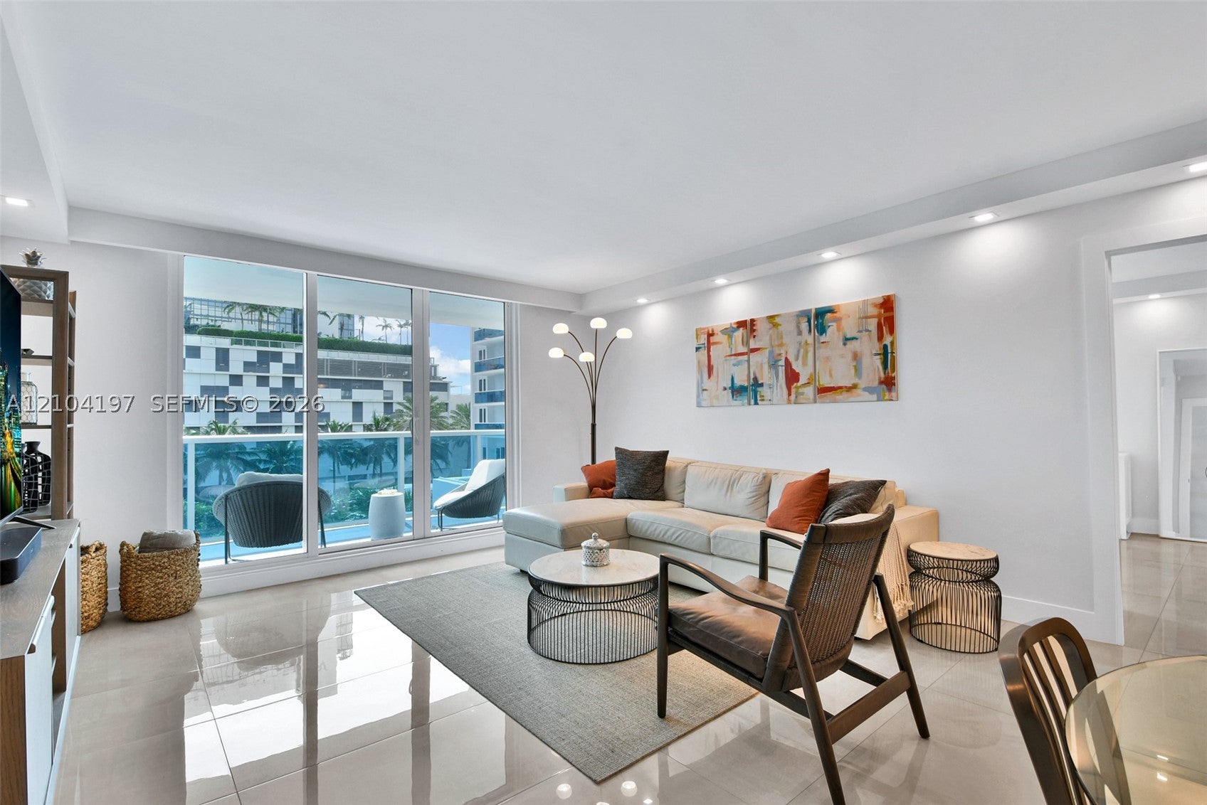 2301 Collins Ave 303