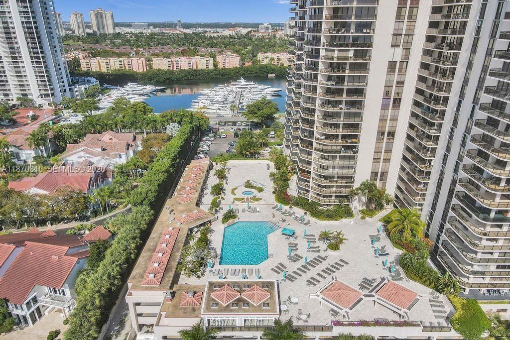 TURNBERRY ISLE SOUTH COND - Residential