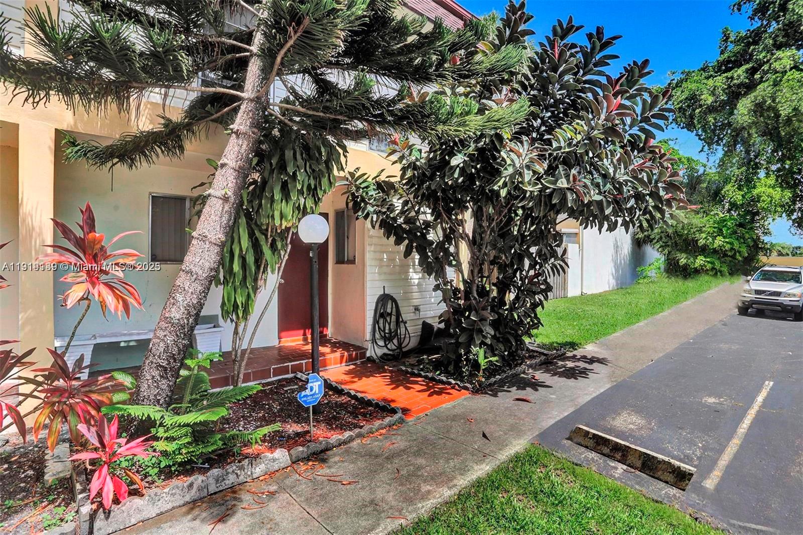 HOLLYWOOD GARDENS CONDOMI - Residential Lease