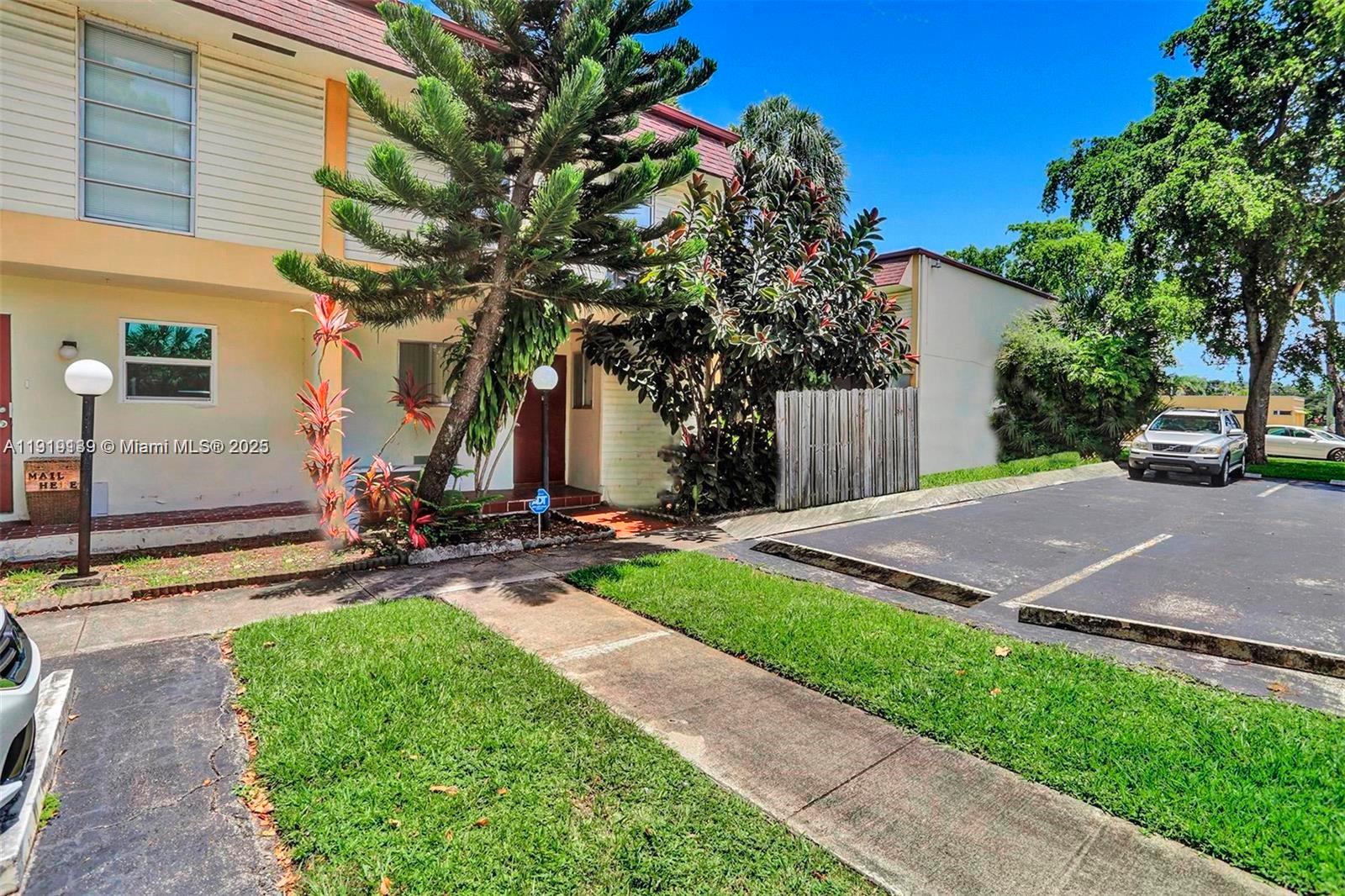 HOLLYWOOD GARDENS CONDOMI - Residential Lease