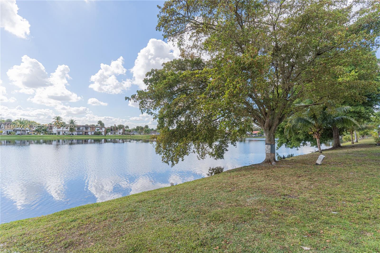 LAGO DEL REY CONDO - Residential