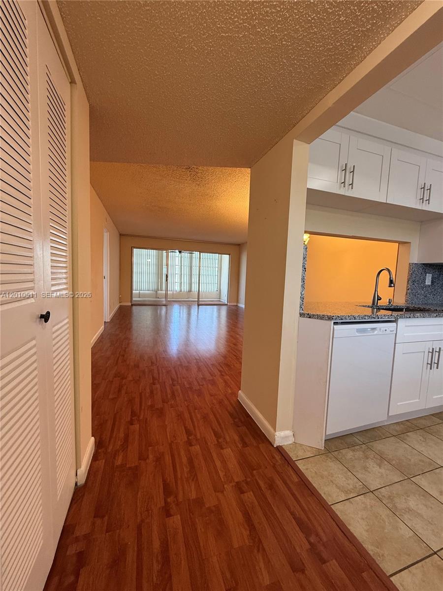 SANDS POINT CONDOMINIUM IV - Residential Lease